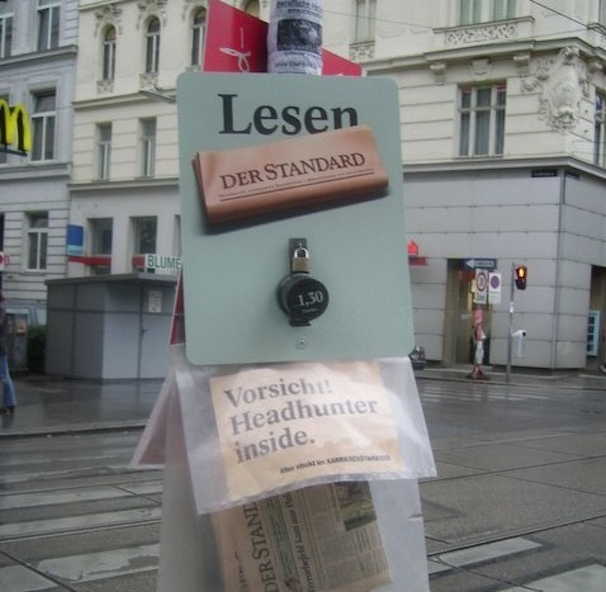 Em Viena, Áustria, aos domingos os jornais são deixados em postes com um cofrinho para pagamento.
