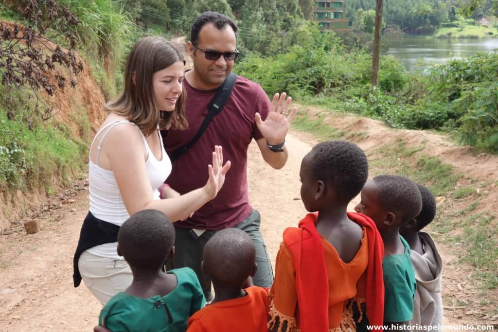 Giuliana e Maurício com crianças próximo ao Lake Buyone, na Uganda 