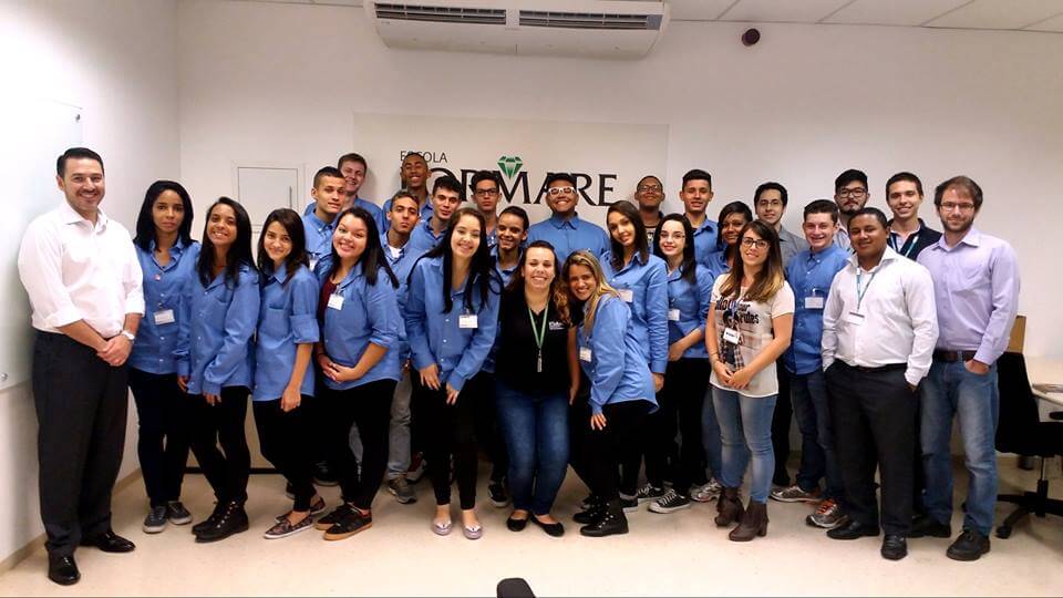 Colaboradores da Siemens atuam como educadores voluntários na Escola Formare Fundação Siemens Brasil em Jundiaí (SP). Foto: reprodução Facebook da Siemens Fundação Brasil.